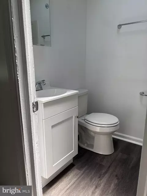 Bath - 1402 Cosgrove St, Marcus Hook, PA 19061 photo 2 of 3