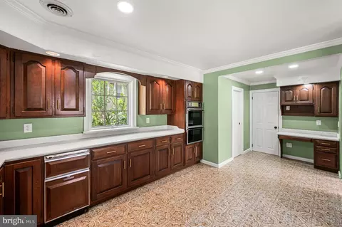 Entry Way - 233 S Fairview Ave, Darby, PA 19082 photo 1 of 3