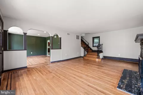 Living - 233 S Fairview Ave, Darby, PA 19082 photo 3 of 8