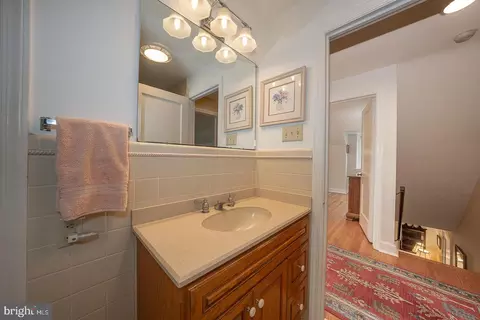 Bath - 525 W Beechtree Ln, Wayne, PA 19087 photo 2 of 3