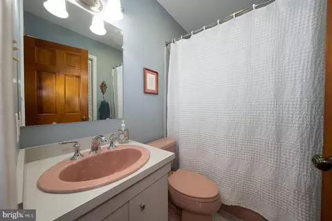Bath - 525 W Beechtree Ln, Wayne, PA 19087 photo 1 of 3