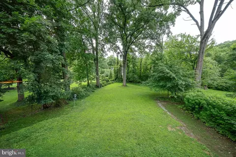 Exterior - 525 W Beechtree Ln, Wayne, PA 19087 photo 7 of 9