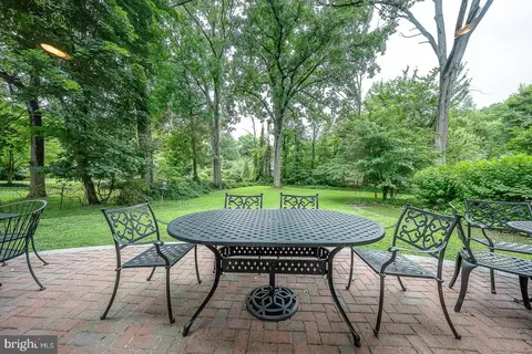 Exterior - 525 W Beechtree Ln, Wayne, PA 19087 photo 5 of 9