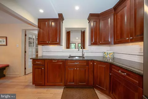 Kitchen - 525 W Beechtree Ln, Wayne, PA 19087 photo 2 of 4