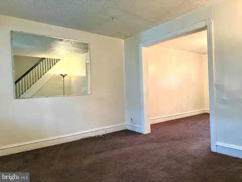 Living - 549 Littlecroft Rd, Darby, PA 19082 photo 3 of 4