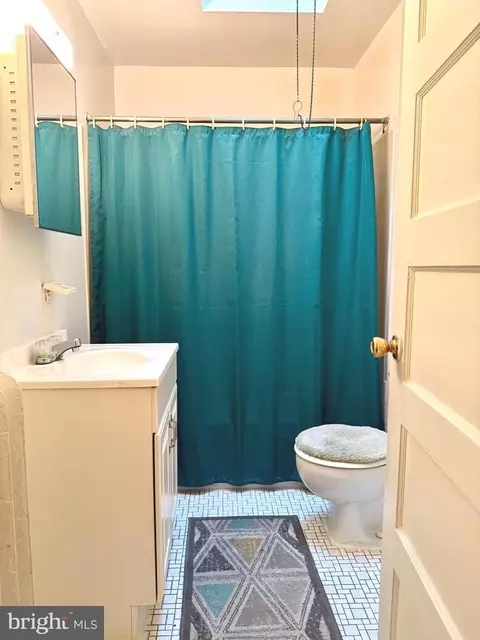 Bath - 549 Littlecroft Rd, Darby, PA 19082 photo 1 of 1