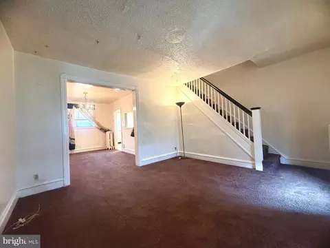 Living - 549 Littlecroft Rd, Darby, PA 19082 photo 2 of 4