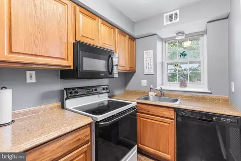 Kitchen - 800 South Ave #B-11, Secane, PA 19018 photo 2 of 3