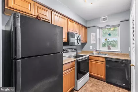 Kitchen - 800 South Ave #B-11, Secane, PA 19018 photo 1 of 3