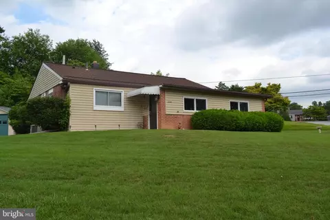 2220 Baldwin Run Dr, Aston, PA 19014