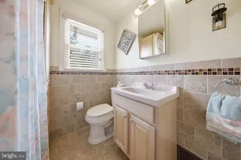 Bath - 855 Rhoads Dr, Springfield, PA 19064 photo 3 of 3