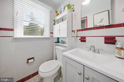Bath - 855 Rhoads Dr, Springfield, PA 19064 photo 2 of 3