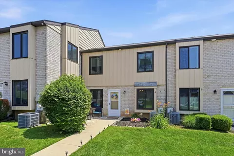 5200 Hilltop Dr #J4, Brookhaven, PA 19015