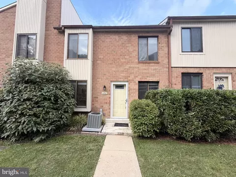 6702 Hilltop Dr, Brookhaven, PA 19015