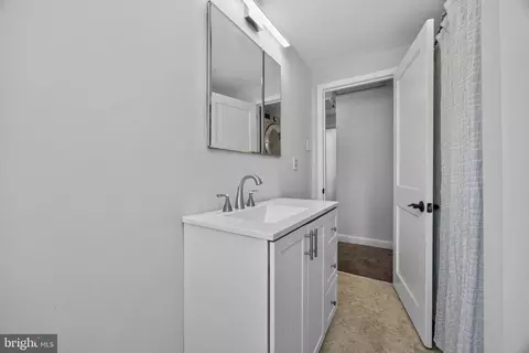Entry Way - 215 Ash Rd, Wallingford, PA 19086 photo 7 of 10
