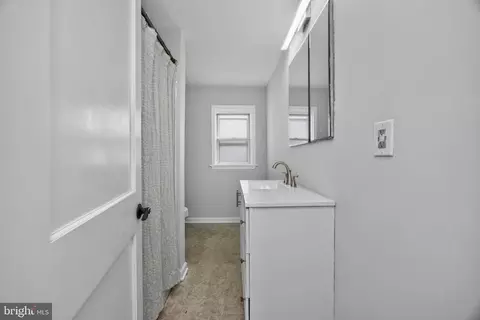Entry Way - 215 Ash Rd, Wallingford, PA 19086 photo 6 of 10