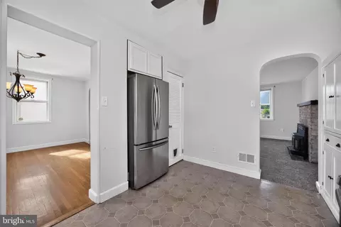 Entry Way - 215 Ash Rd, Wallingford, PA 19086 photo 4 of 10