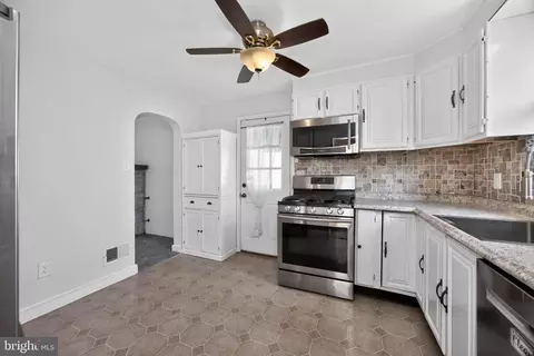 Entry Way - 215 Ash Rd, Wallingford, PA 19086 photo 3 of 10