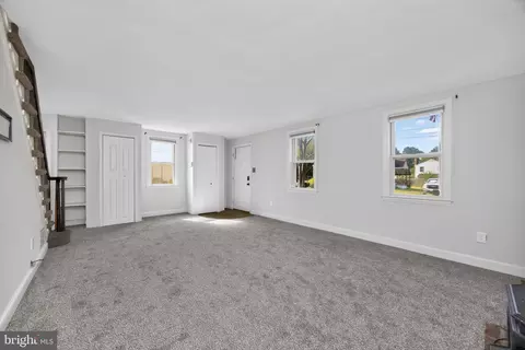 Living - 215 Ash Rd, Wallingford, PA 19086 photo 3 of 4