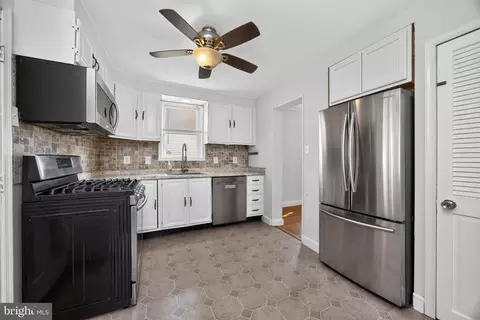 Entry Way - 215 Ash Rd, Wallingford, PA 19086 photo 2 of 10