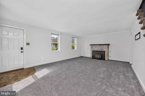Living - 215 Ash Rd, Wallingford, PA 19086 photo 2 of 4