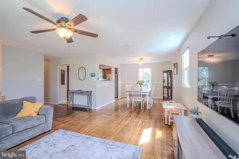 Living - 697 Cherry Tree Rd, Chichester, PA 19014 photo 5 of 9