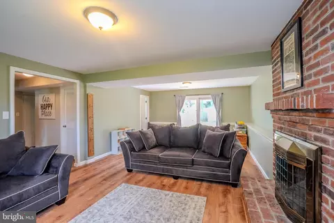 Living - 697 Cherry Tree Rd, Chichester, PA 19014 photo 6 of 9