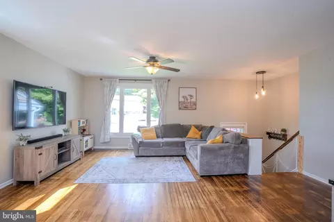 Living - 697 Cherry Tree Rd, Chichester, PA 19014 photo 4 of 9