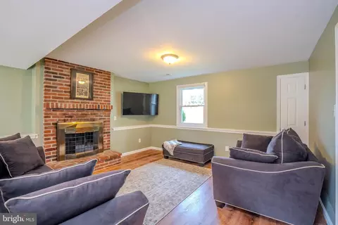 Living - 697 Cherry Tree Rd, Chichester, PA 19014 photo 7 of 9