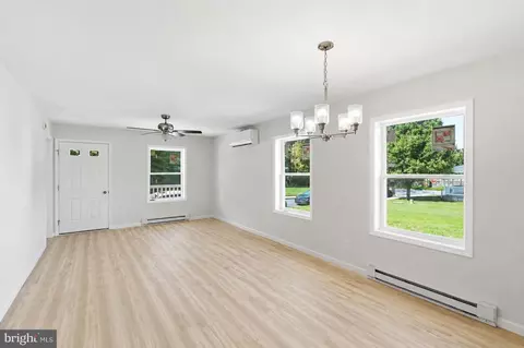 Living - 12 Market Ln, Marcus Hook, PA 19061 photo 2 of 4