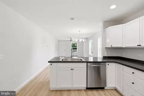 Entry Way - 12 Market Ln, Marcus Hook, PA 19061 photo 2 of 5
