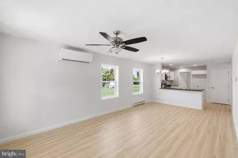 Living - 12 Market Ln, Marcus Hook, PA 19061 photo 4 of 4