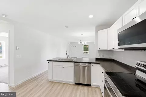 Entry Way - 12 Market Ln, Marcus Hook, PA 19061 photo 3 of 5