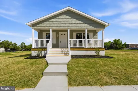 12 Market Ln, Marcus Hook, PA 19061