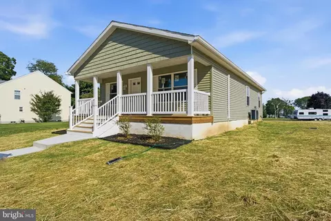 Exterior - 12 Market Ln, Marcus Hook, PA 19061 photo 1 of 3