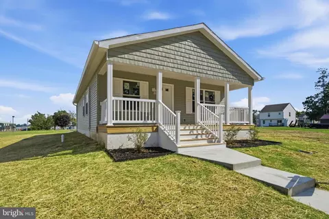 Exterior - 12 Market Ln, Marcus Hook, PA 19061 photo 2 of 3