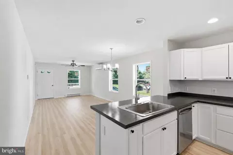 Living - 12 Market Ln, Marcus Hook, PA 19061 photo 1 of 4