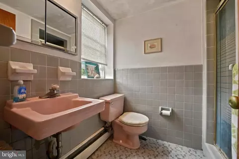 Bath - 412 N Wayne Ave #208, Wayne, PA 19087 photo 2 of 2