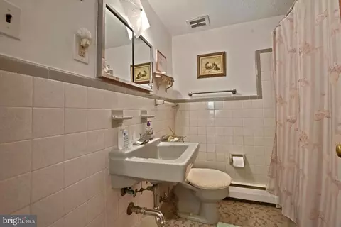 Bath - 412 N Wayne Ave #208, Wayne, PA 19087 photo 1 of 2
