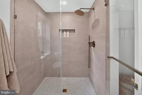 Bath - 100 E Rose Valley Rd, Wallingford, PA 19086 photo 2 of 4