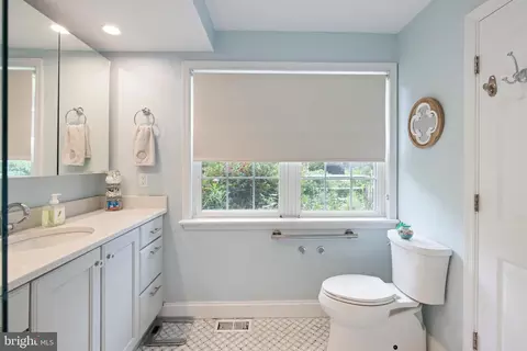Bath - 336 Overhill Rd, Wayne, PA 19087 photo 2 of 4