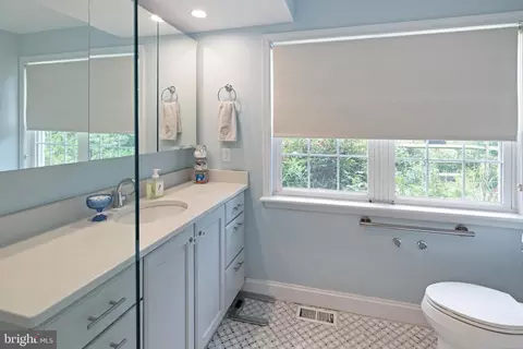 Bath - 336 Overhill Rd, Wayne, PA 19087 photo 3 of 4