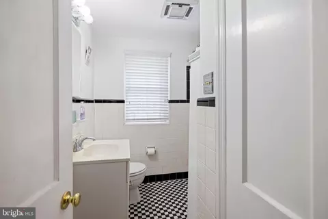 Bath - 336 Overhill Rd, Wayne, PA 19087 photo 4 of 4