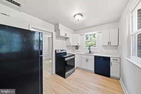 725 Irvington Pl, Chester, PA 19013