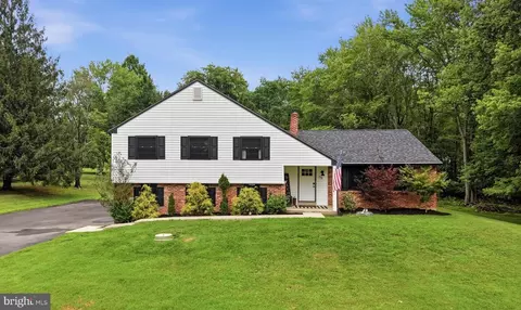 19 Elaine Dr, Thornton, PA 19373