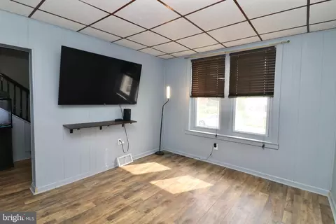 Entry Way - 16 Cedar St, Marcus Hook, PA 19061 photo 7 of 8