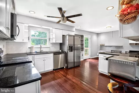 Kitchen - 1745 Larkin Rd, Boothwyn, PA 19061 photo 6 of 7