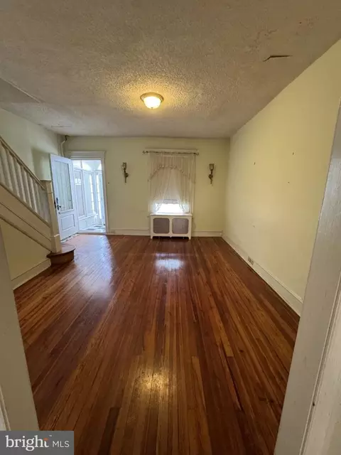 Living - 17 New St, Darby, PA 19082 photo 2 of 3