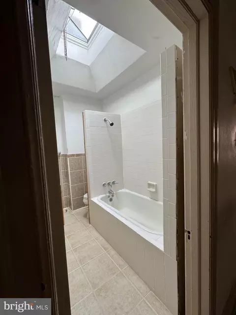 Bath - 17 New St, Darby, PA 19082 photo 1 of 2