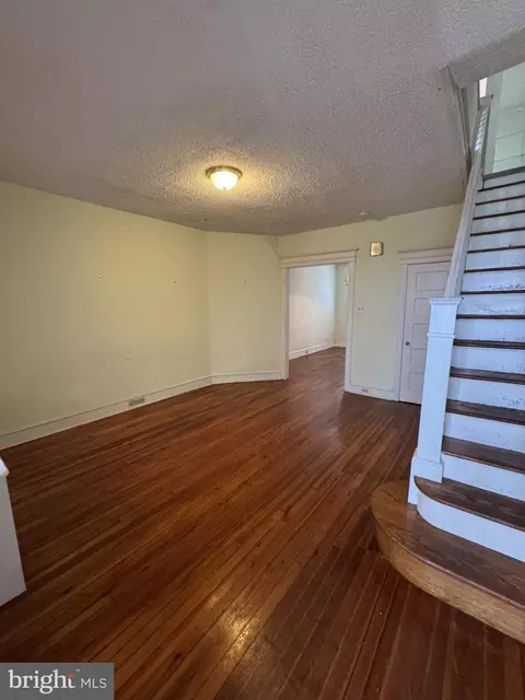 Living - 17 New St, Darby, PA 19082 photo 1 of 3